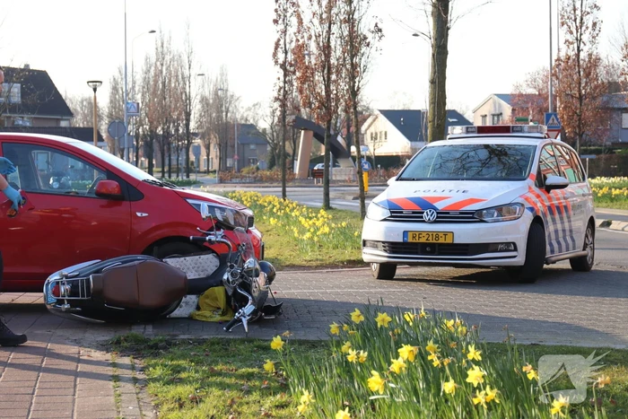 Scooterrijdster rijdt in flank overstekende auto
