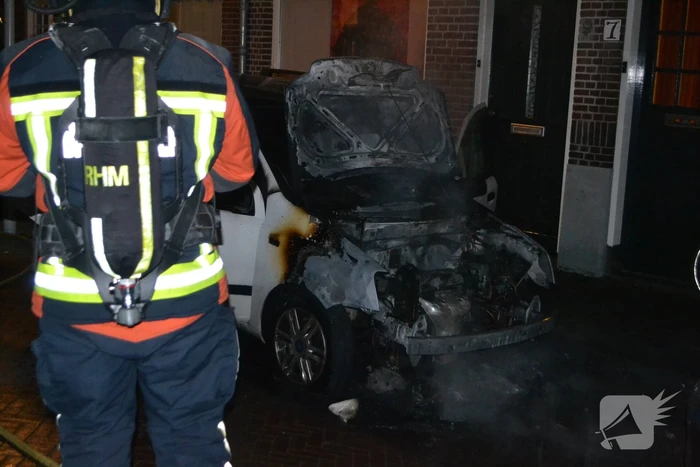 Auto verwoest door brand