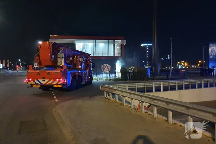 Bak met inhoud vliegt in brand bij KFC