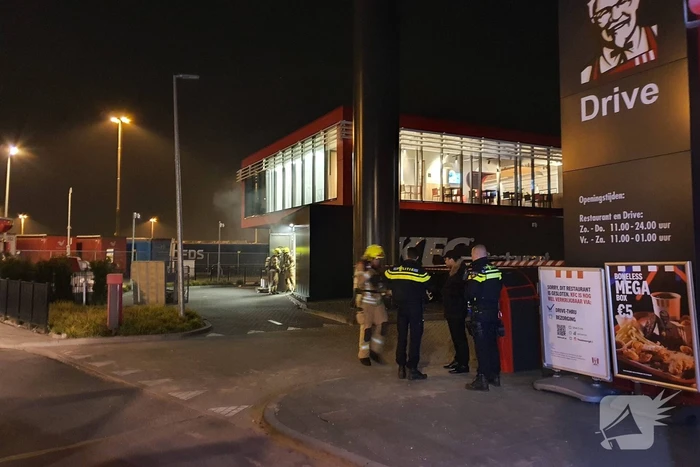 Bak met inhoud vliegt in brand bij KFC