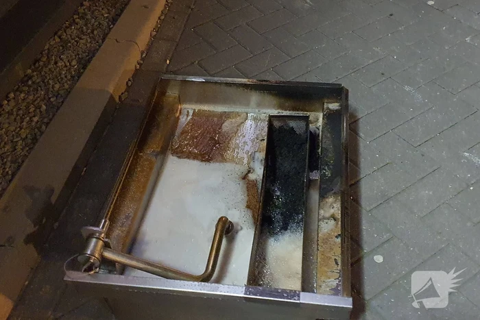 Bak met inhoud vliegt in brand bij KFC