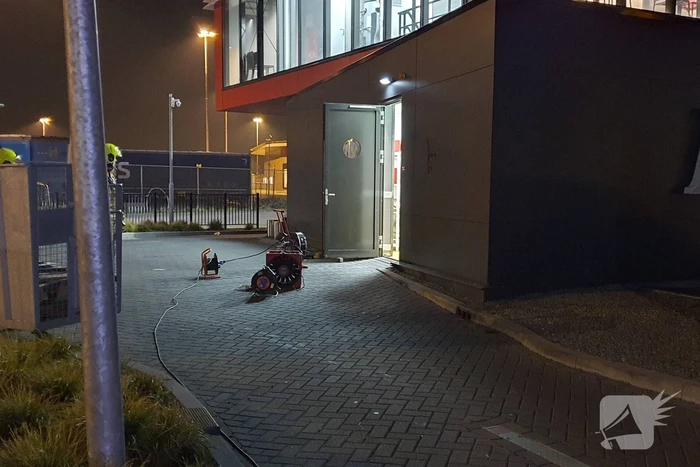 Bak met inhoud vliegt in brand bij KFC