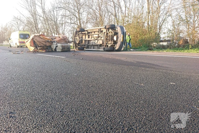 Snelweg dicht, auto en bestubus op zijn kant