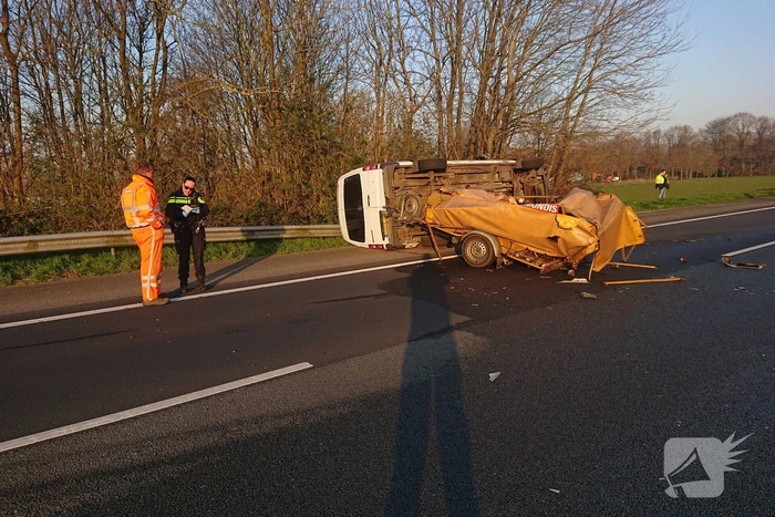 Snelweg dicht, auto en bestubus op zijn kant