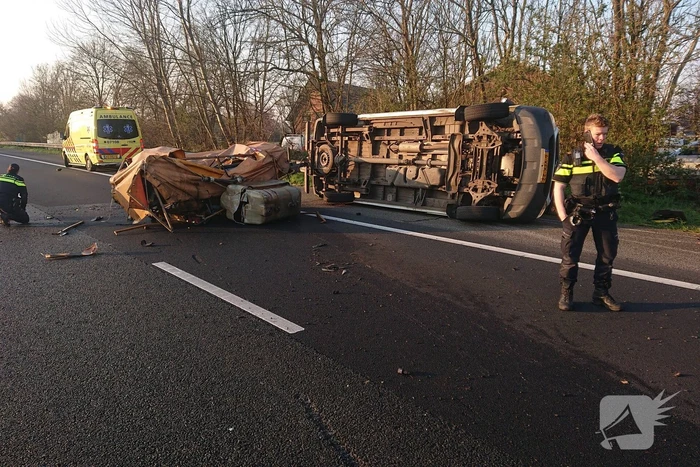 Snelweg dicht, auto en bestubus op zijn kant
