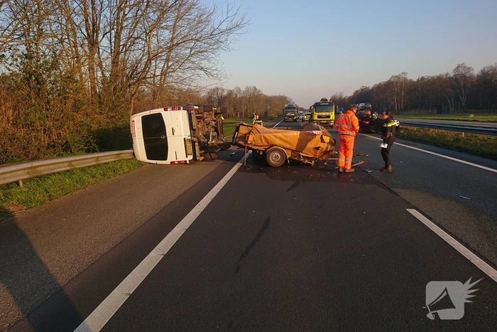 Snelweg dicht, auto en bestubus op zijn kant