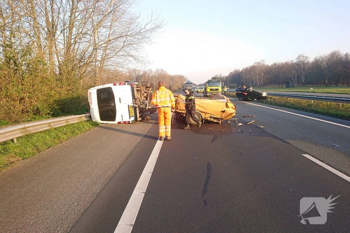 Snelweg dicht, auto en bestubus op zijn kant