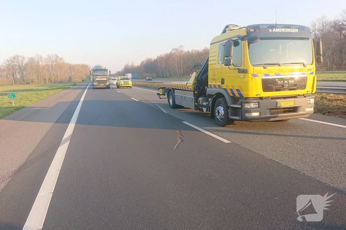 Snelweg dicht, auto en bestubus op zijn kant