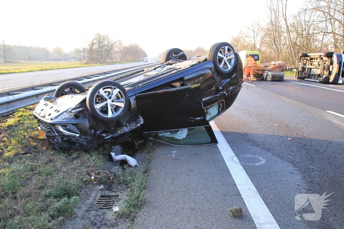 Snelweg dicht, auto en bestubus op zijn kant