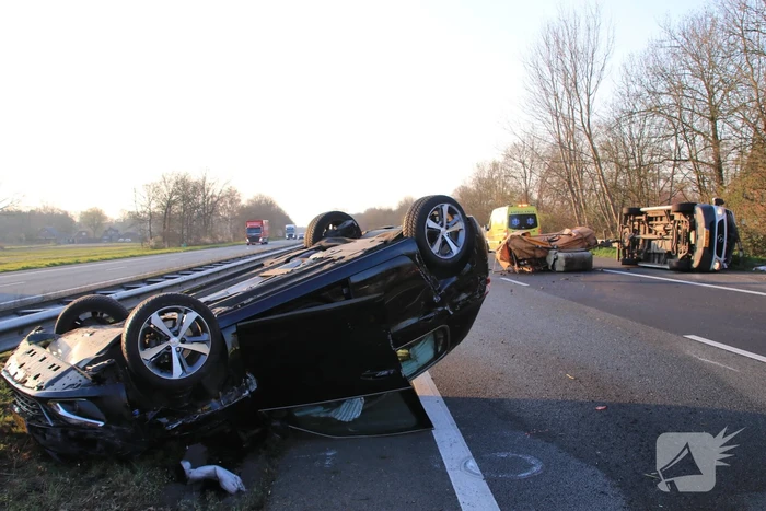 Snelweg dicht, auto en bestubus op zijn kant