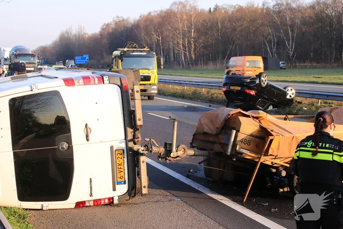 Snelweg dicht, auto en bestubus op zijn kant