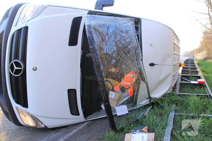 Snelweg dicht, auto en bestubus op zijn kant