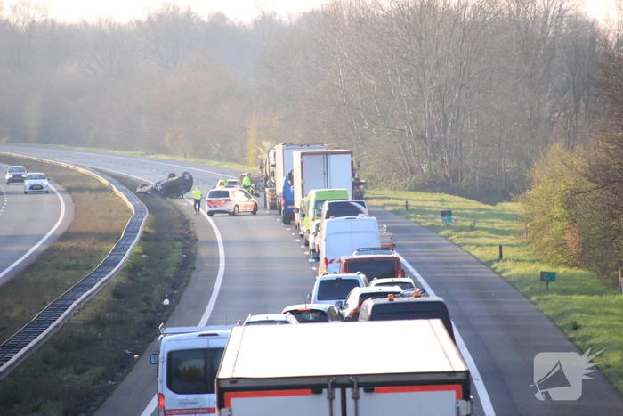 Snelweg dicht, auto en bestubus op zijn kant