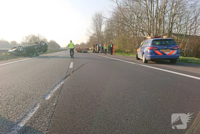 Snelweg dicht, auto en bestubus op zijn kant