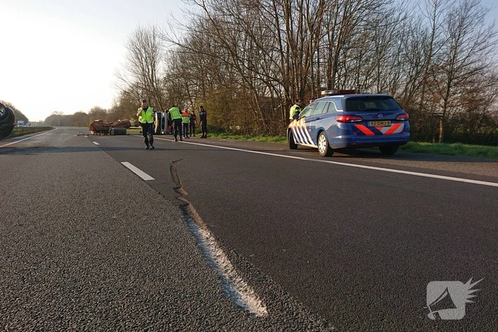 Snelweg dicht, auto en bestubus op zijn kant
