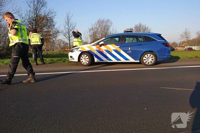Snelweg dicht, auto en bestubus op zijn kant