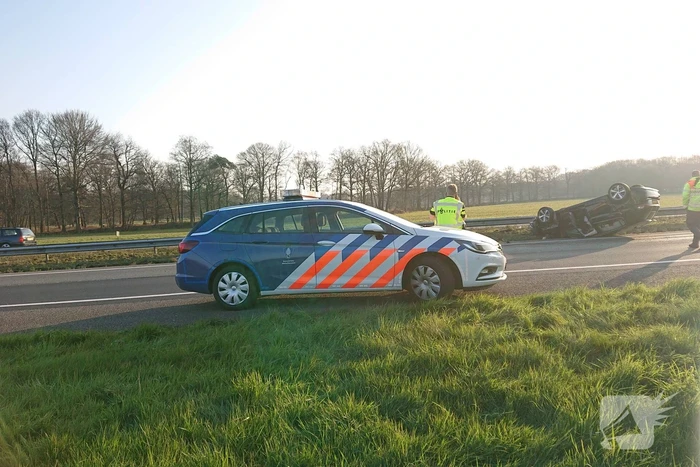 Snelweg dicht, auto en bestubus op zijn kant