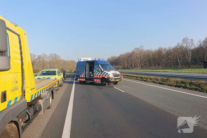 Snelweg dicht, auto en bestubus op zijn kant