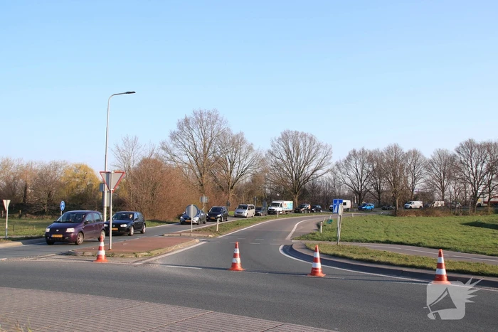 Snelweg dicht, auto en bestubus op zijn kant