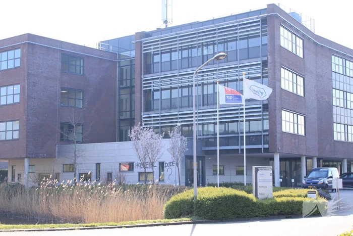 Kantoorpand farmaceut Roche beklad met leuzen