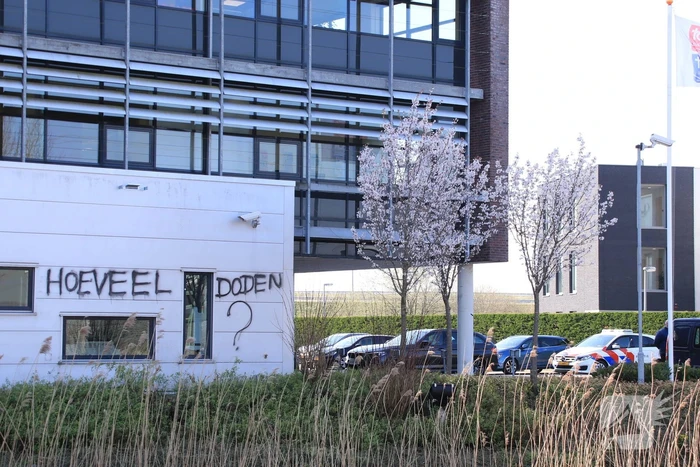 Kantoorpand farmaceut Roche beklad met leuzen