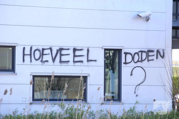 Kantoorpand farmaceut Roche beklad met leuzen