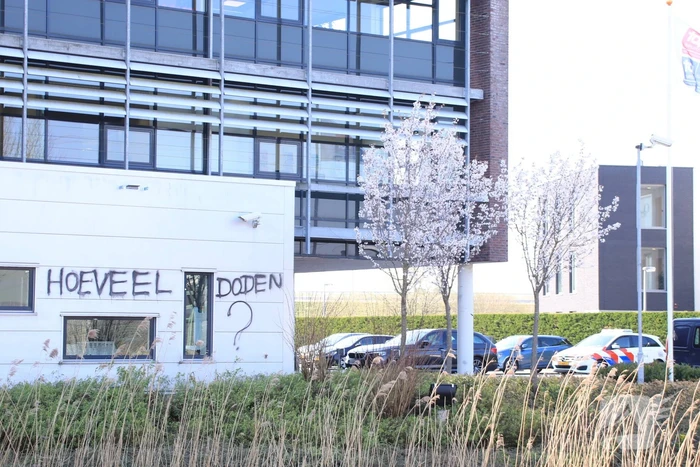Kantoorpand farmaceut Roche beklad met leuzen