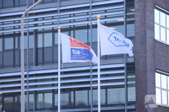 Kantoorpand farmaceut Roche beklad met leuzen