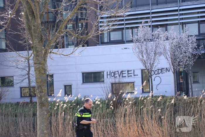 Kantoorpand farmaceut Roche beklad met leuzen