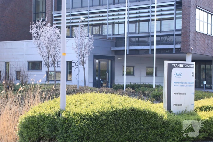 Kantoorpand farmaceut Roche beklad met leuzen