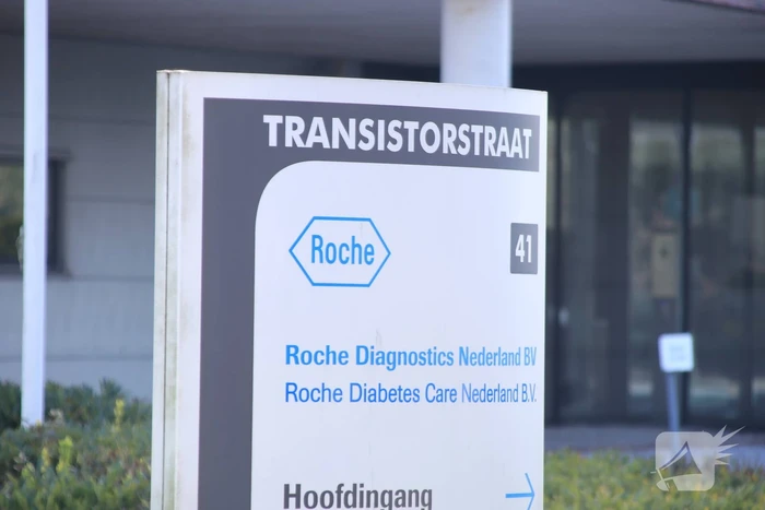 Kantoorpand farmaceut Roche beklad met leuzen