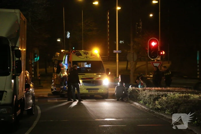 Bezorgbrommer komt ten val, bestuurder raakt gewond