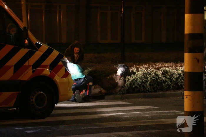 Bezorgbrommer komt ten val, bestuurder raakt gewond