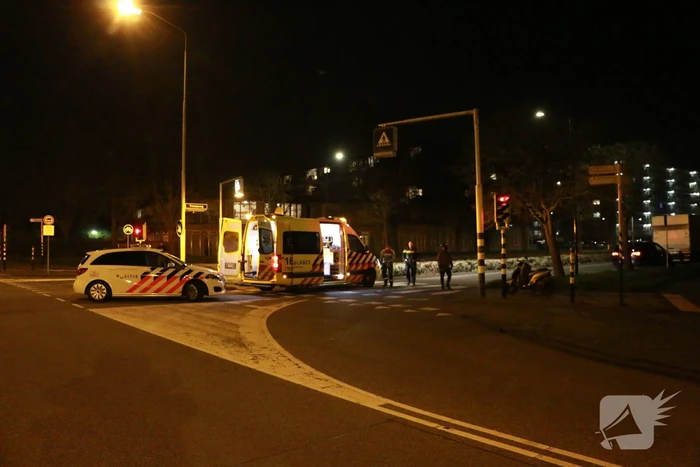 Bezorgbrommer komt ten val, bestuurder raakt gewond
