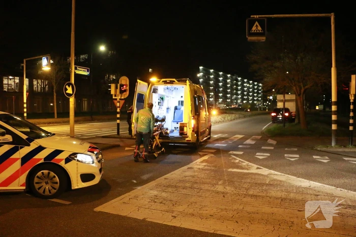 Bezorgbrommer komt ten val, bestuurder raakt gewond