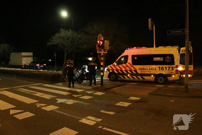 Bezorgbrommer komt ten val, bestuurder raakt gewond