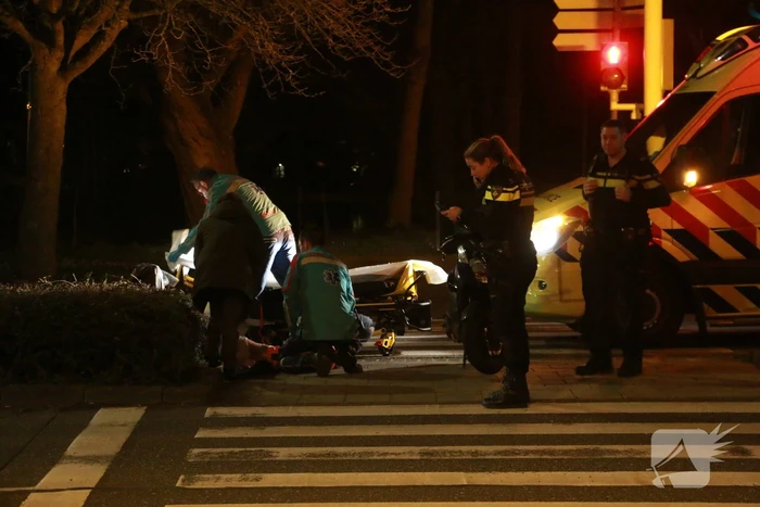 Bezorgbrommer komt ten val, bestuurder raakt gewond