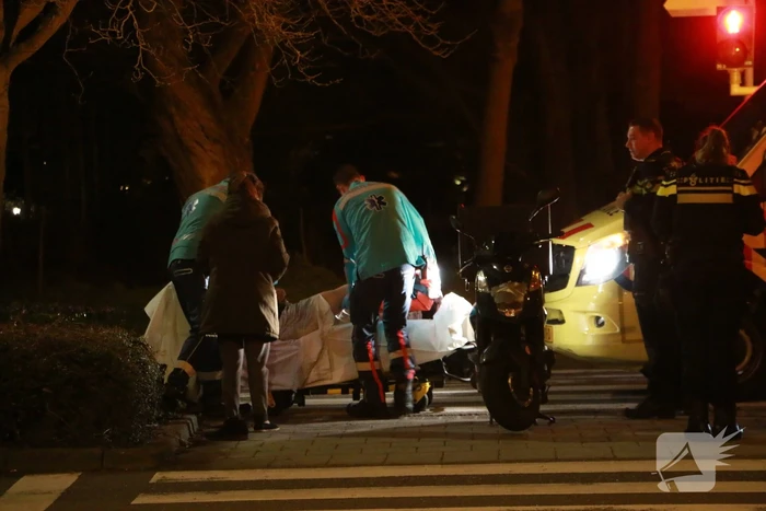 Bezorgbrommer komt ten val, bestuurder raakt gewond