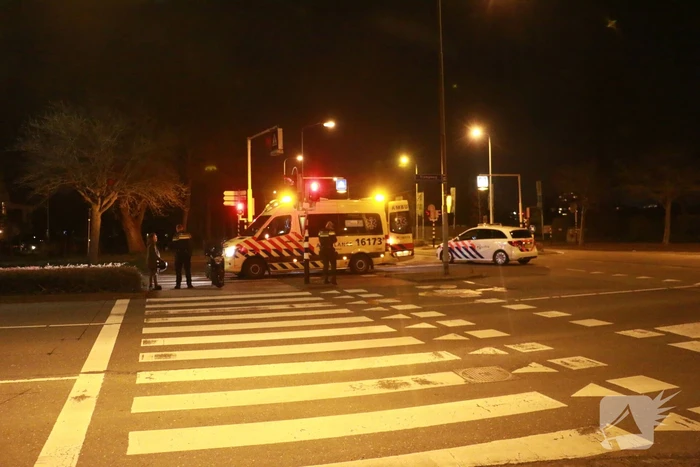 Bezorgbrommer komt ten val, bestuurder raakt gewond