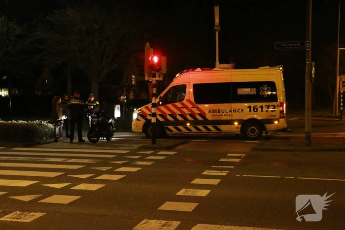 Bezorgbrommer komt ten val, bestuurder raakt gewond
