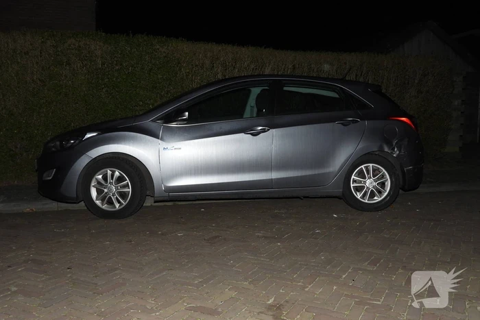Automobilist ramt geparkeerde auto's