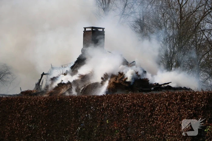 Rieten kap gaat in vlammen op