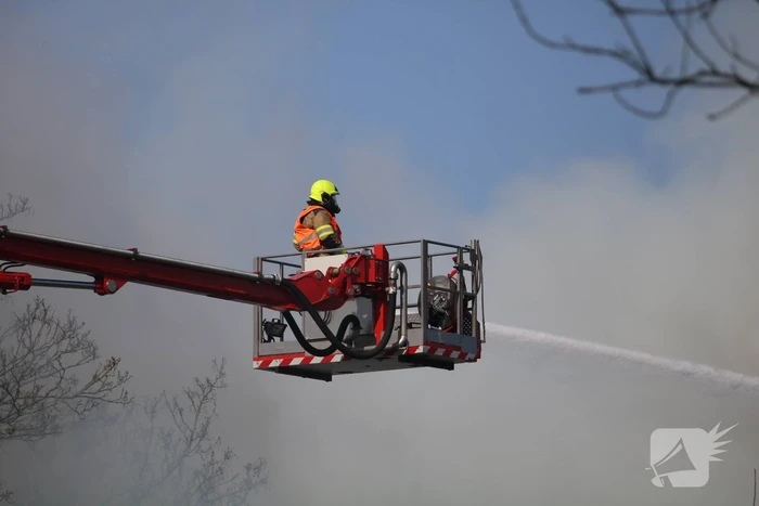 Rieten kap gaat in vlammen op