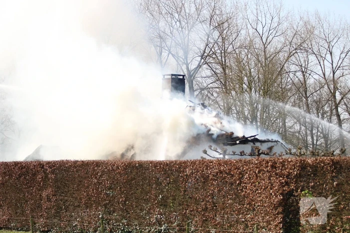 Rieten kap gaat in vlammen op