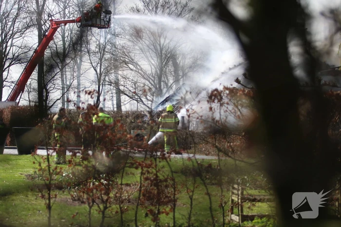 Rieten kap gaat in vlammen op