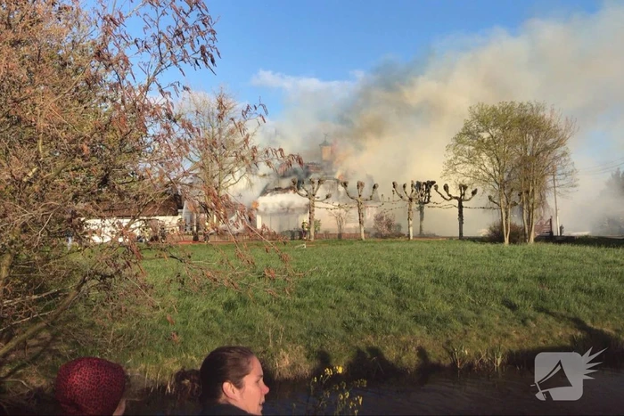 Woning met rieten kap gaat in vlammen op