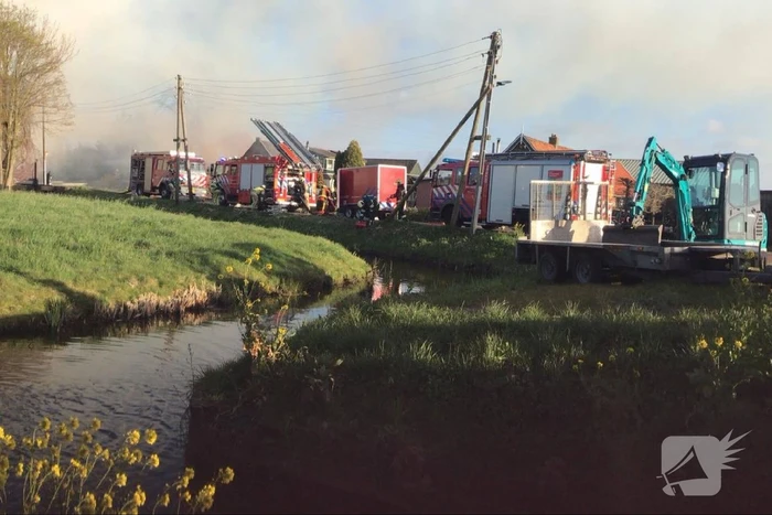 Woning met rieten kap gaat in vlammen op