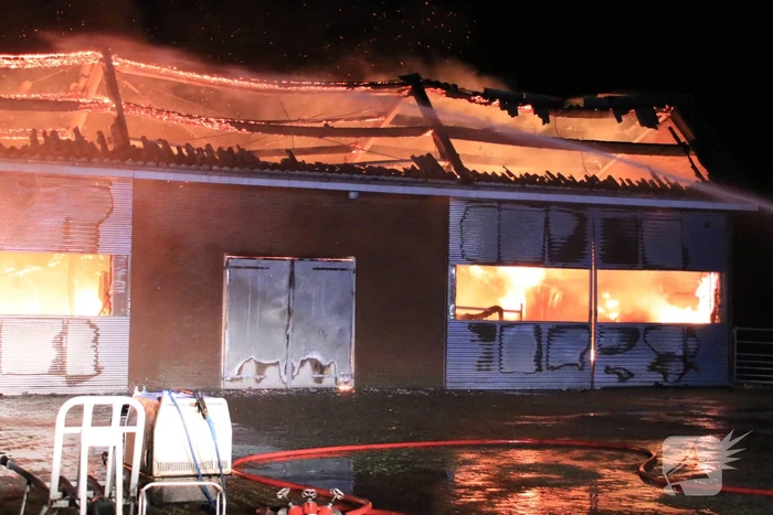 Grote brand in loods varkenshouderij