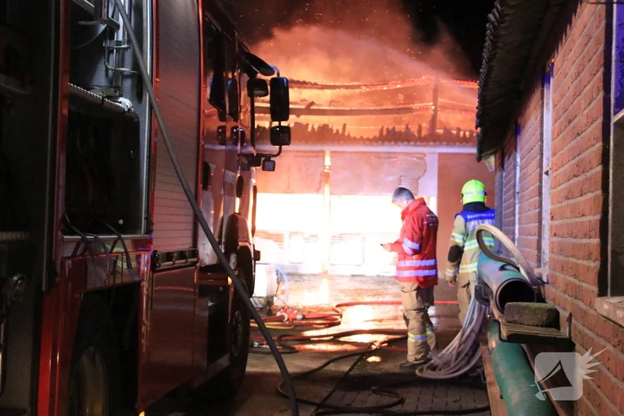 Grote brand in loods varkenshouderij