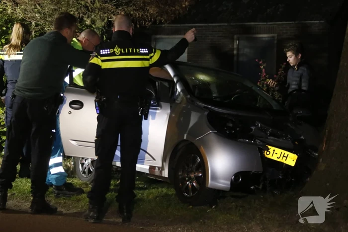 Bestuurder gewond na botsing met boom